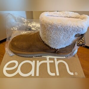 Earth Tan and Cream Shearling Boots With Bow